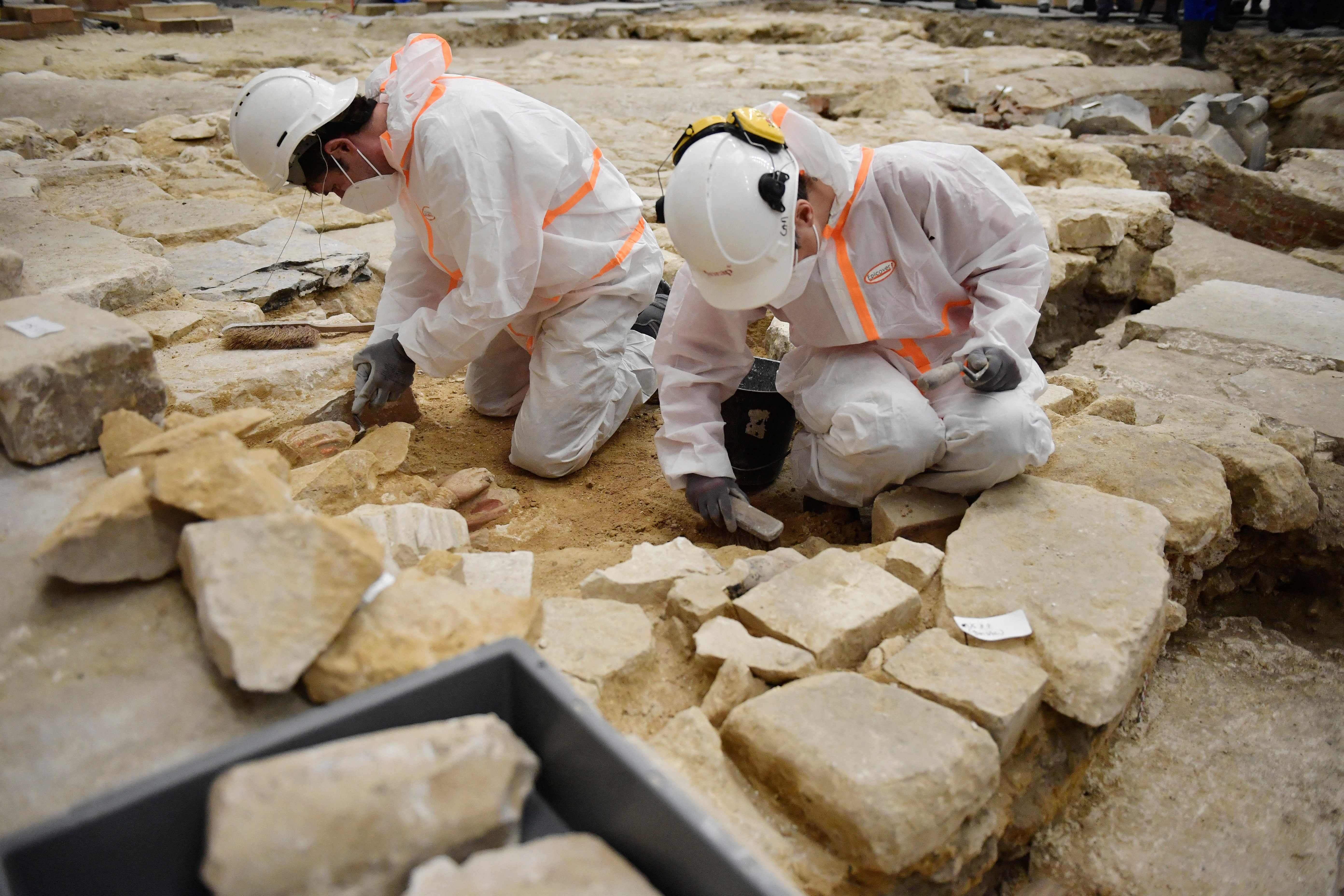 A los pies del coro de Notre-Dame, los arqueólogos trabajan intensamente para desenterrar otro hallazgo de gran valor: los restos de un antiguo jube o coro alto. El jube era un coro de piedra, ornado de figuras esculpidas, que durante siglos separó el coro del resto de la nave. El de Notre Dame fue construido hacia 1230 y destruido a principios del siglo XVIII. La Iglesia católica fue variando su liturgia a lo largo de los siglos, y ese jube, que separaba a los fieles del oficio, perdió su sentido, explicaron los expertos. Como sucedía muy a menudo en la época, las piedras eran reutilizadas en la misma obra.