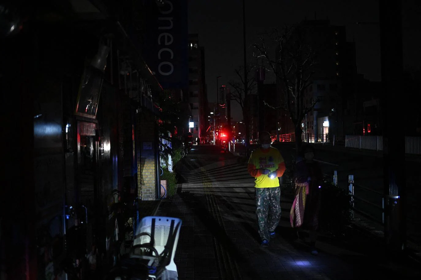 Calles sin suministro eléctrico en Tokio