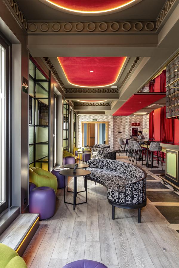 Tapas y cócteles para los más futboleros. El Sports Bar del hotel Pestana CR7 desde las alturas de Gran Vía madrileña se convierte en un lugar perfecto para disfrutar de las principales competiciones deportivas y pasar una velada de lujo con esos padres amantes del fútbol y los deportes. Una barra, sillones, mesas altas y una terraza con vistas a la Gran Vía son los atractivos principales de este espacio situado en la Planta 9 CR7. El Sports Bar cuenta con una carta de tapas que acompañar con cualquiera de sus cervezas o cócteles elaborados artesanalmente. El plan perfecto para disfrutar con tu padre si os gusta el deporte y pasar un buen rato con un cóctel. Además, para los que quieran completar la experiencia, disponen de una sala con dos futbolines donde jugar una partida.