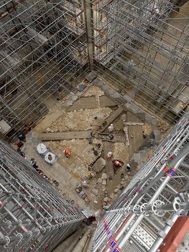 Las entrañas de la catedral de Notre Dame de París, abiertas durante las obras de reconstrucción, han dejado al descubierto<a href="https://www.abc.es/cultura/abci-descubren-sarcofagos-y-ataudes-medievales-corazon-notre-dame-202203141544_noticia.html" target="_self"> importantes restos arqueológicos que podrían remontarse al siglo XIV</a>. Los vestigios fueron hallados justo en el cruce del transepto con la imponente nave del templo gótico. Notre Dame sufrió un incendio que derrumbó toda la estructura del tejado el 15 de abril de 2019, y como parte de los trabajos de reconstrucción se tiene que instalar un enorme andamio de unos 100 metros de altura en ese cruce. Ese andamio servirá para reinstalar la aguja del templo.  Las excavaciones se iniciaron para garantizar la solidez del suelo, unos 100 m2, según informa AFP. (Foto: Inrap)