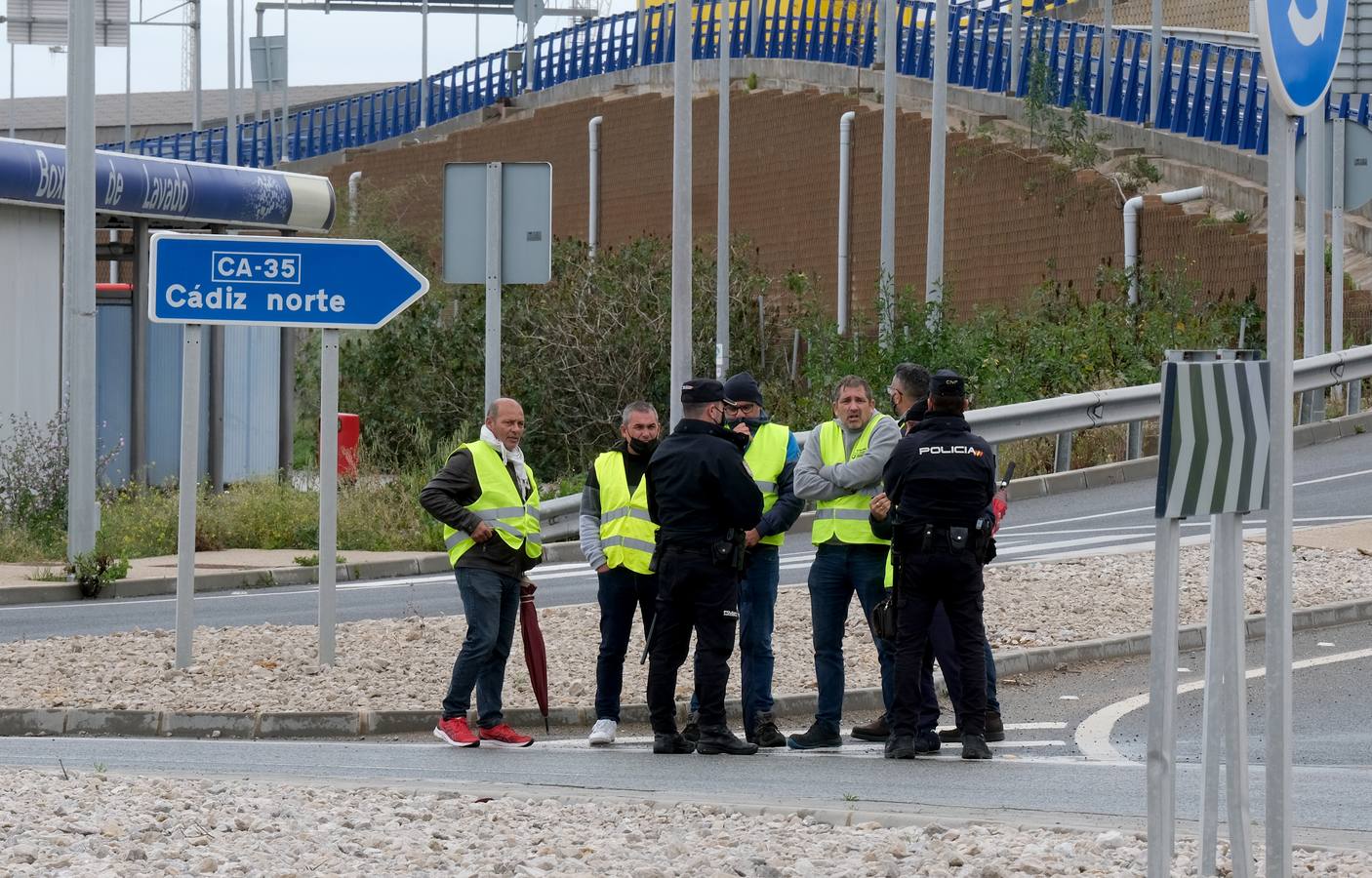 FOTOS: El tercer día de paro de los camioneros en Cádiz