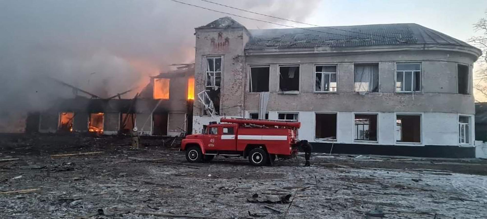 Los bomberos trabajan para extinguir un incendio en una institución educativa afectada por bombardeos en la ciudad de Merefa, en la región de Járkov. 