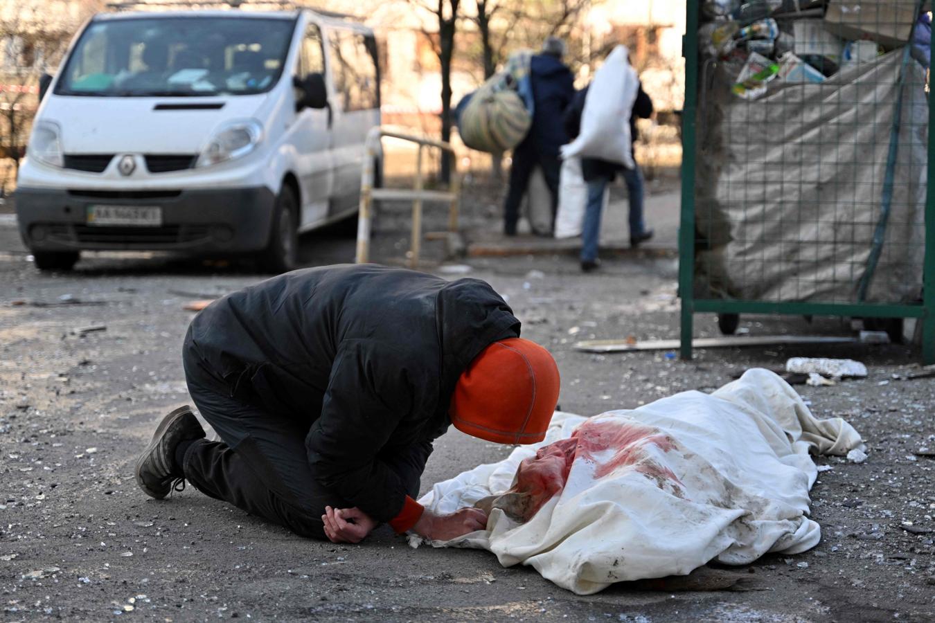 Un hombre llora la pérdida de otra persona tras un bombardeo a un edificio de viviendas en Kiev. 