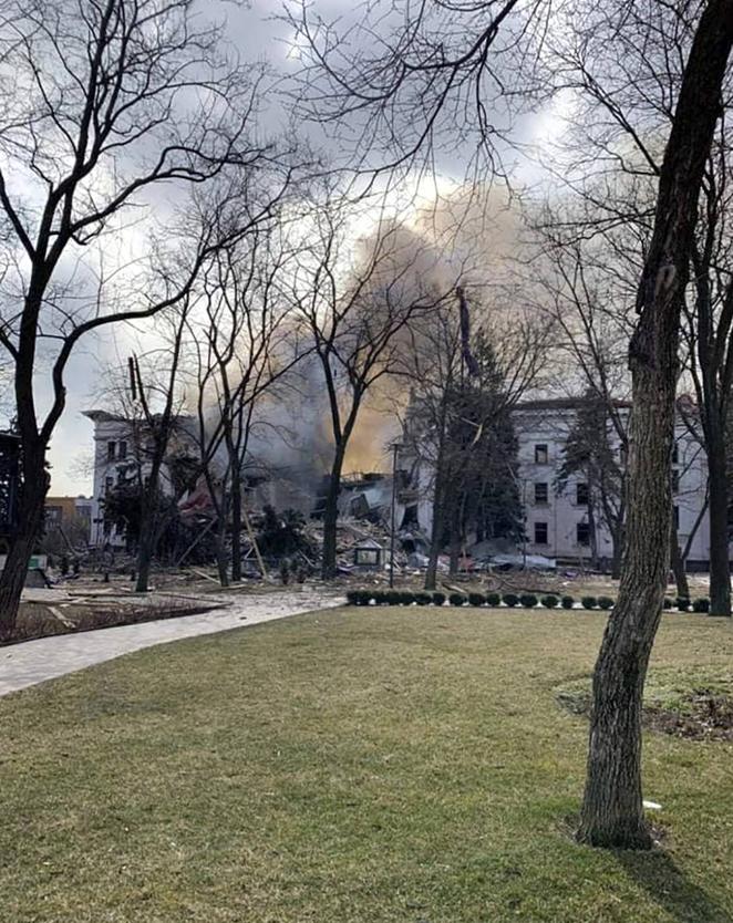 El Ayuntamiento de Mariúpol denunció el miércoles la destrucción por parte de las fuerzas rusas del principal teatro de la ciudad. «El avión ha lanzado una bomba sobre un edificio en el que se escondían cientos de residentes pacíficos», dijo a través de un mensaje en su canal de Telegram.. 