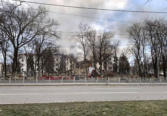 Según este mismo comunicado, la parte central del teatro y la entrada al refugio antibombas del edificio han quedado totalmente destruidos como consecuencia del ataque.. 