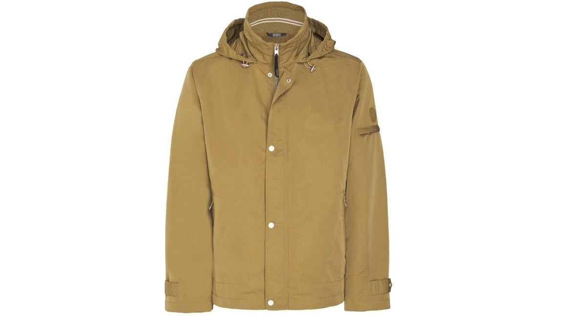 Mirto - Regalos para acertar en el Día del Padre. Chaqueta beige con capucha y bolsillos XXL, de Mirto. Un diseño ligero y versátil perfecto para llevar en el día a día en estilismos más o menos desenfadados. Precio: 245€.