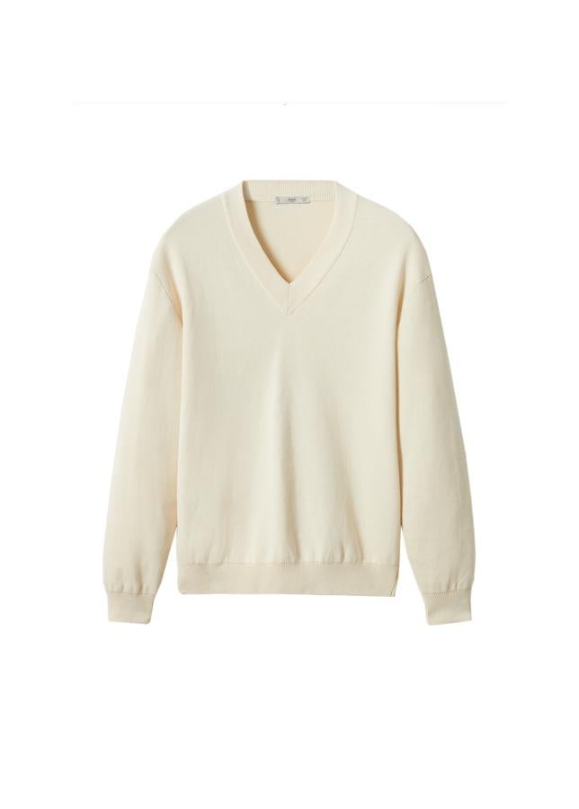 Mango - Regalos para acertar en el Día del Padre. Este jersey de punto con cuello pico y corte ligeramente oversize es perfecto para las jornadas de entretiempo que se avecinan (además de resultar muy favorecedor tanto a rubios como a morenos. Precio: C.P.V.