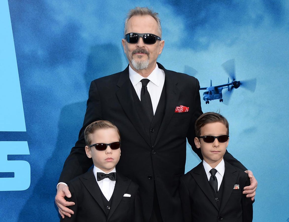 Miguel Bosé. «Miles de personas han podido crear una familia mediante la gestación subrogada. Unos, como yo, de manera individual; otros, en pareja», declaró el cantante en 2013 durante una entrevista a la revista 'Shangay'.