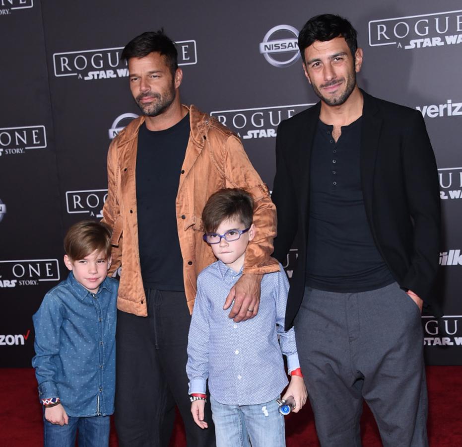 Ricky Martin. El cantante también es padre de dos criaturas a través de este sistema. Matteo y Valentino llegaban en 2008 para llenar de vida la casa del artista. «Yo soy papá y yo soy mamá. Todas las familias son diferentes. Hay familias sin papá y las hay sin mamá. No te tienes que sentir mal», dijo Martin.