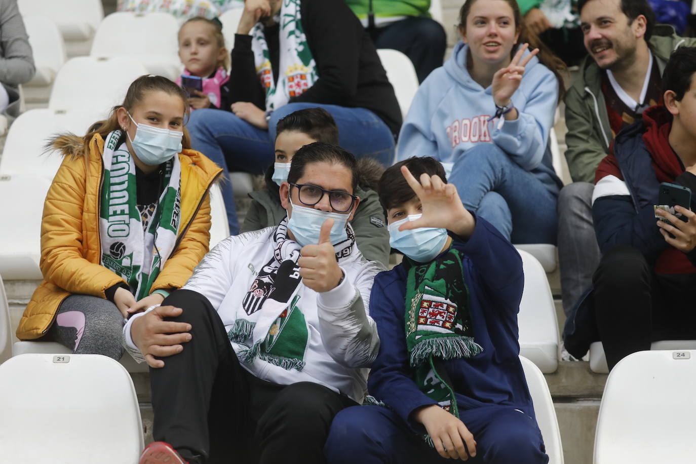 El ambiente en las gradas en el Córdoba CF - San Roque, en imágenes