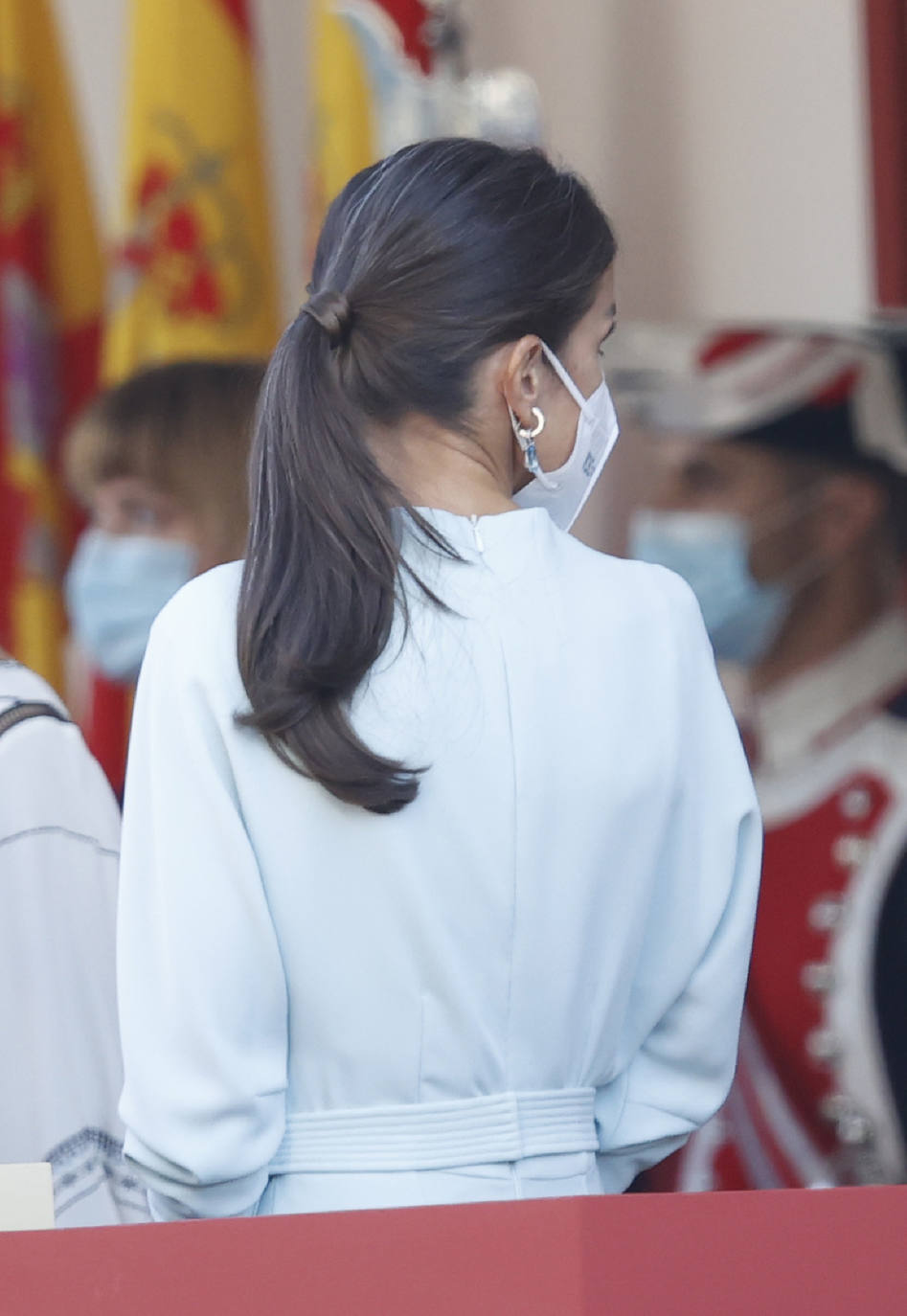 Coleta media envuelta con un mechón. La reina Letizia recurre en numerosas ocasiones a la coleta para recoger su melena. La coleta media es una de las más habituales. Al envolverla con un mechón de pelo queda más elegante.