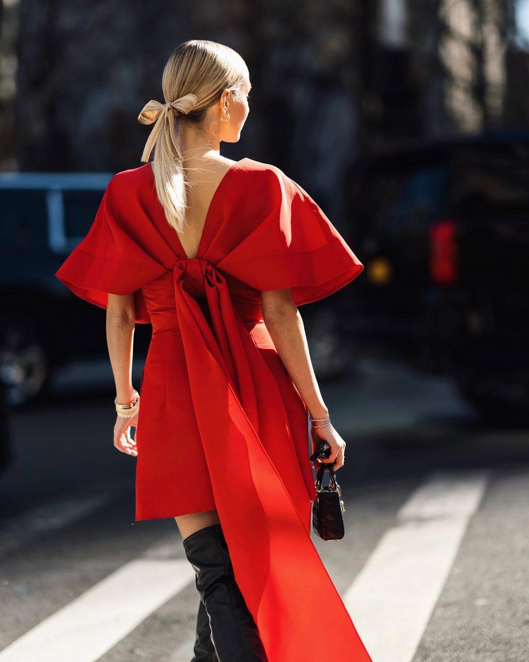 Coleta con lazo. Otra forma de darle un twist a la coleta es adornándola con un lazo. De terciopelo, de raso, liso, estampado… Los accesorios de pelo son tendencia e ideales para cualquier ocasión.