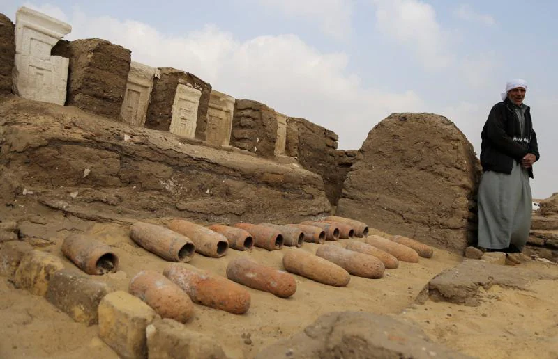 Un arqueólogo en el lugar donde han sido halladas las tumbas (Foto: AFP)
