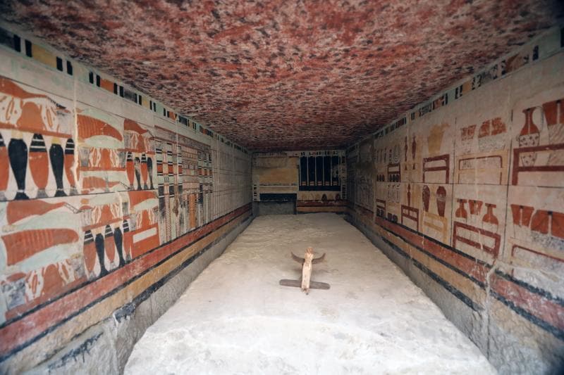 Una estatuilla en el interio de la tumba de una mujer llamada Petty, que era la única responsable del embellecimiento del faraón y el sacerdote de Hathor
