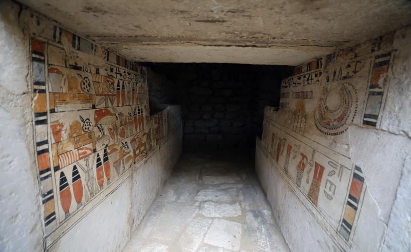 Una vista del interior de la tumba del alto funcionario Iry, que consiste en un pozo de entierro profundo que conduce a una cámara decorada con escenas funerarias, en el área de Saqqara, cerca de Giza. En la bóveda, las excavaciones sacaron a la luz un sarcófago en piedra caliza y coloridos adornos representan escenas funerarias, entre ellas "mesas de ofrendas, los siete óleos y la fachada de un palacio", dijo en un comunicado. (Foto: EFE)