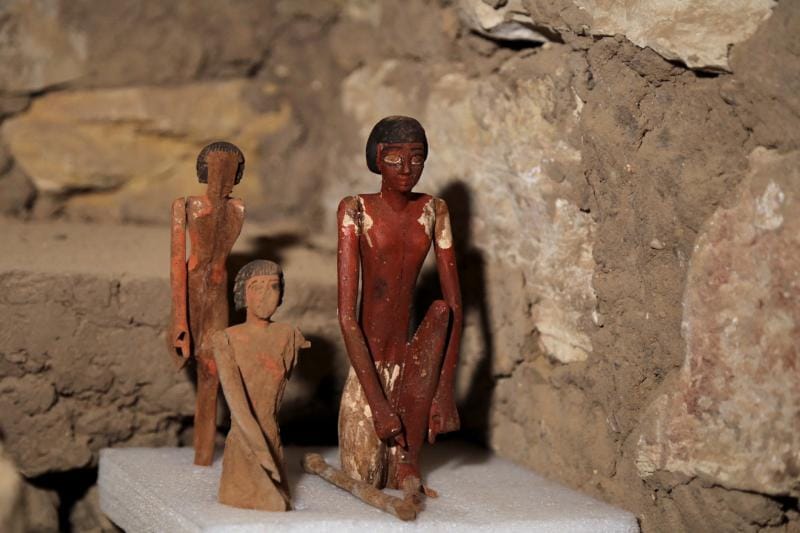Figuritas en el interior de la tumba de Henu, que se encuentra a siete metros de profundidad