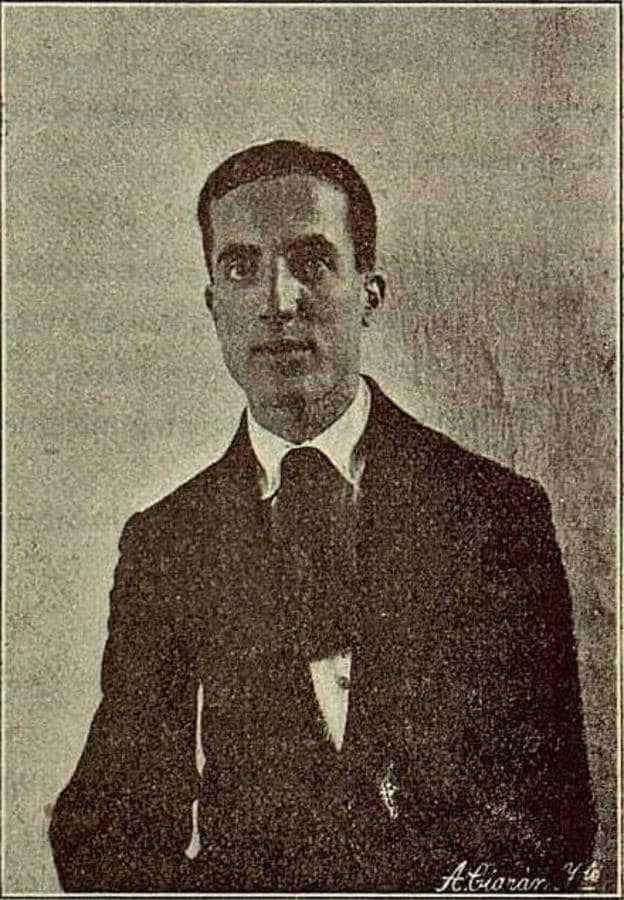 El periodista Tomás Gómez de Nicolás García-Brazales (1891-1982). Fotografía publicada en Toledo. Revista de Arte (15 de agosto de 1916) tras conseguir el primer premio de un concurso de cuentos.. 