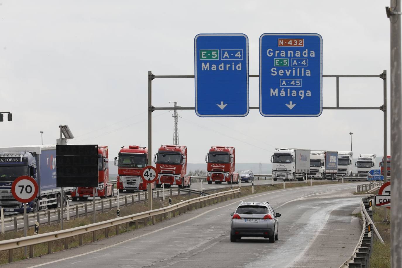 El inicio de la protesta de los camioneros en Córdoba, en imágenes