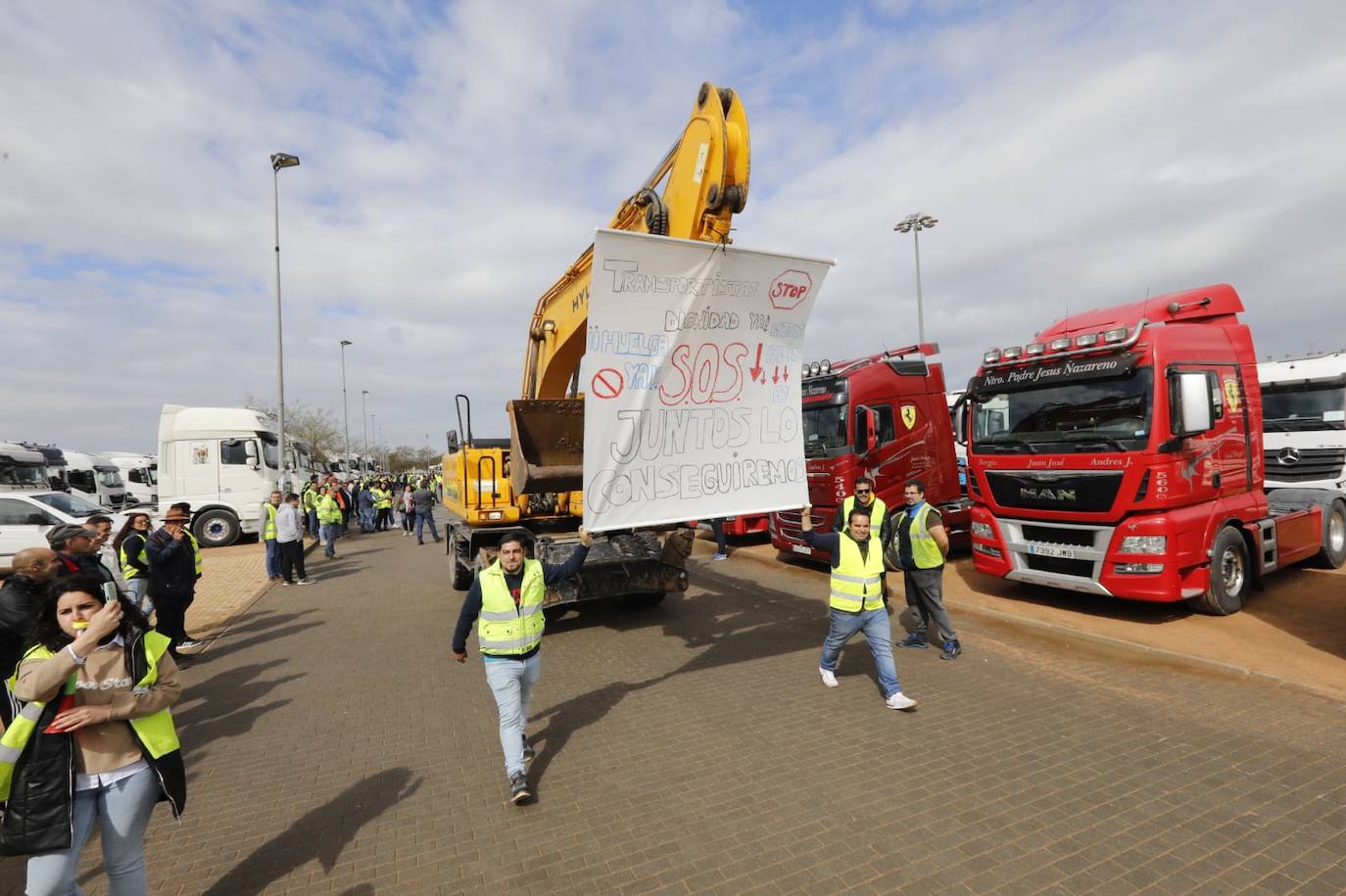 El inicio de la protesta de los camioneros en Córdoba, en imágenes