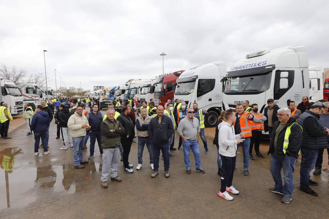 El inicio de la protesta de los camioneros en Córdoba, en imágenes