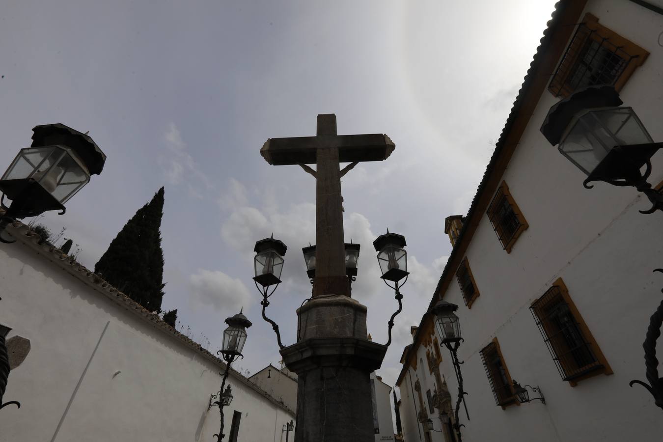 La emblemática plaza de Capuchinos de Córdoba luce ya sin cableado