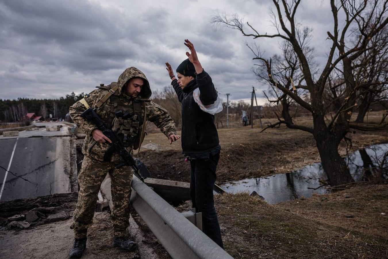 En busca de quintacolumnistas. En las ciudades, entre bombardeos y réplicas, se suceden los puestos de control. En Ucrania crecen las sospechas contra aquellos que puedan ser considerados prorrusos.