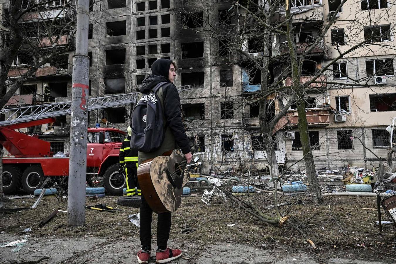 Resistencia frente a los bombardeos. Los que resisten, nunca saben cuándo puede ser la última vez que pueden ver su hogar en pie. Solo en Mariúpol, según estiman las autoridades locales, el 80% de los edificios de la ciudad han sido arrasados.