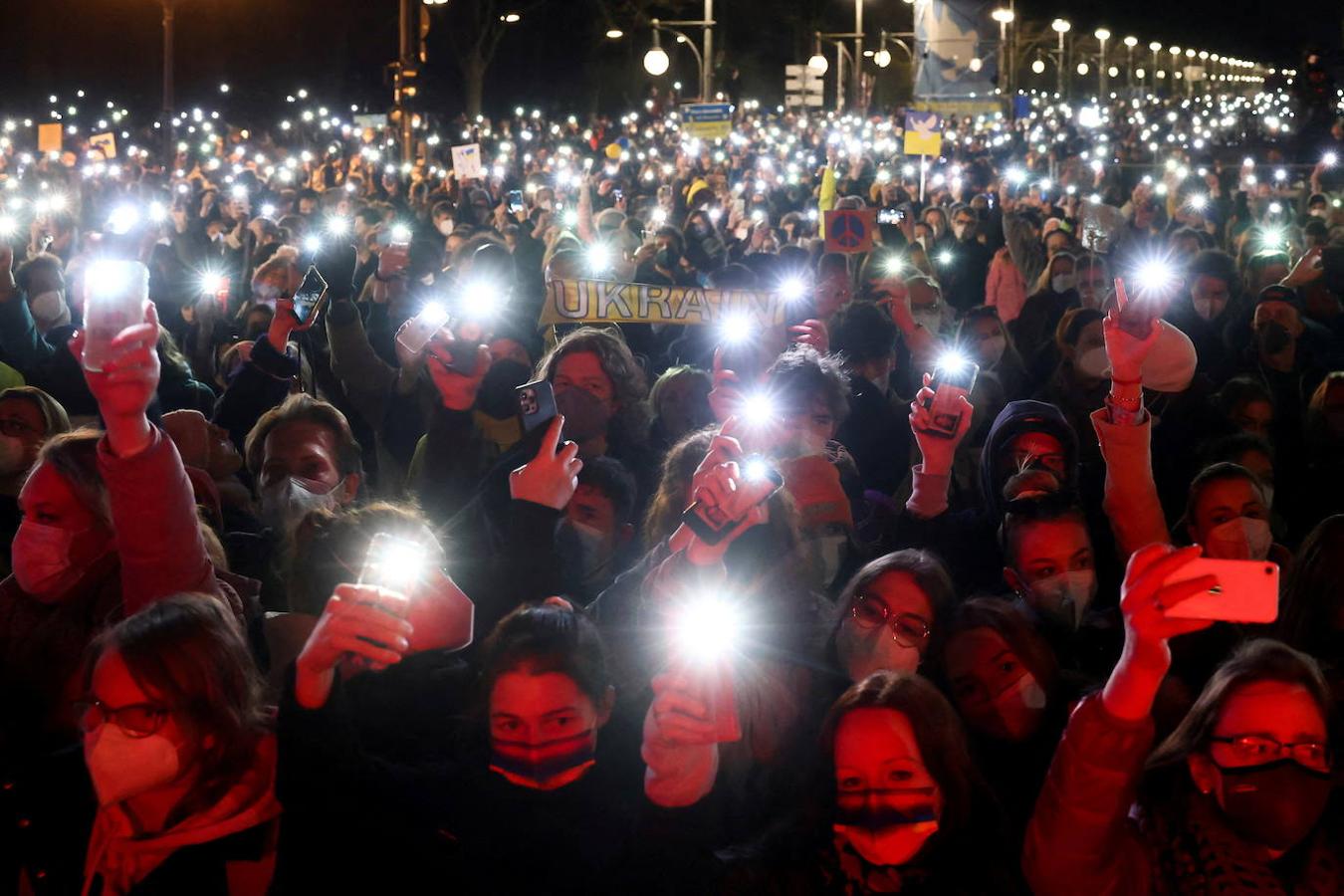 El mundo se vuelca con Ucrania. Mientras el país sufre la ofensiva rusa, el pueblo ucraniano recibe la solidaridad internacional. A lo largo del globo se suceden concentraciones contra la guerra y en Europa una oleada de solidaridad ha activado un protocolo para refugiados sin precedentes.