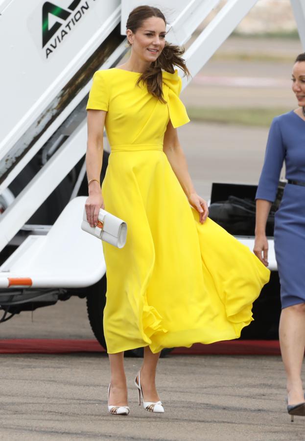 Los looks de Kate Middleton en su gira por el Caribe. Recién aterrizada en Jamaica apostó por un llamativo vestido vaporoso amarillo limón de Roksanda Brigitte que volvió a combinar con los stiletto de Aquazzura, pendientes de Sézane y una cartera de Salvatore Ferragamo