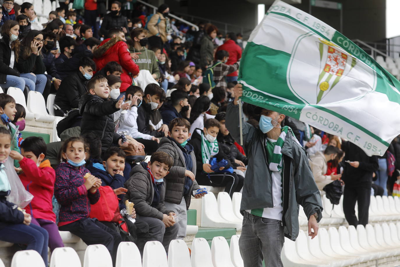 El excelente ambiente con miles de escolares en el Córdoba CF - Tamaraceite, en imágenes