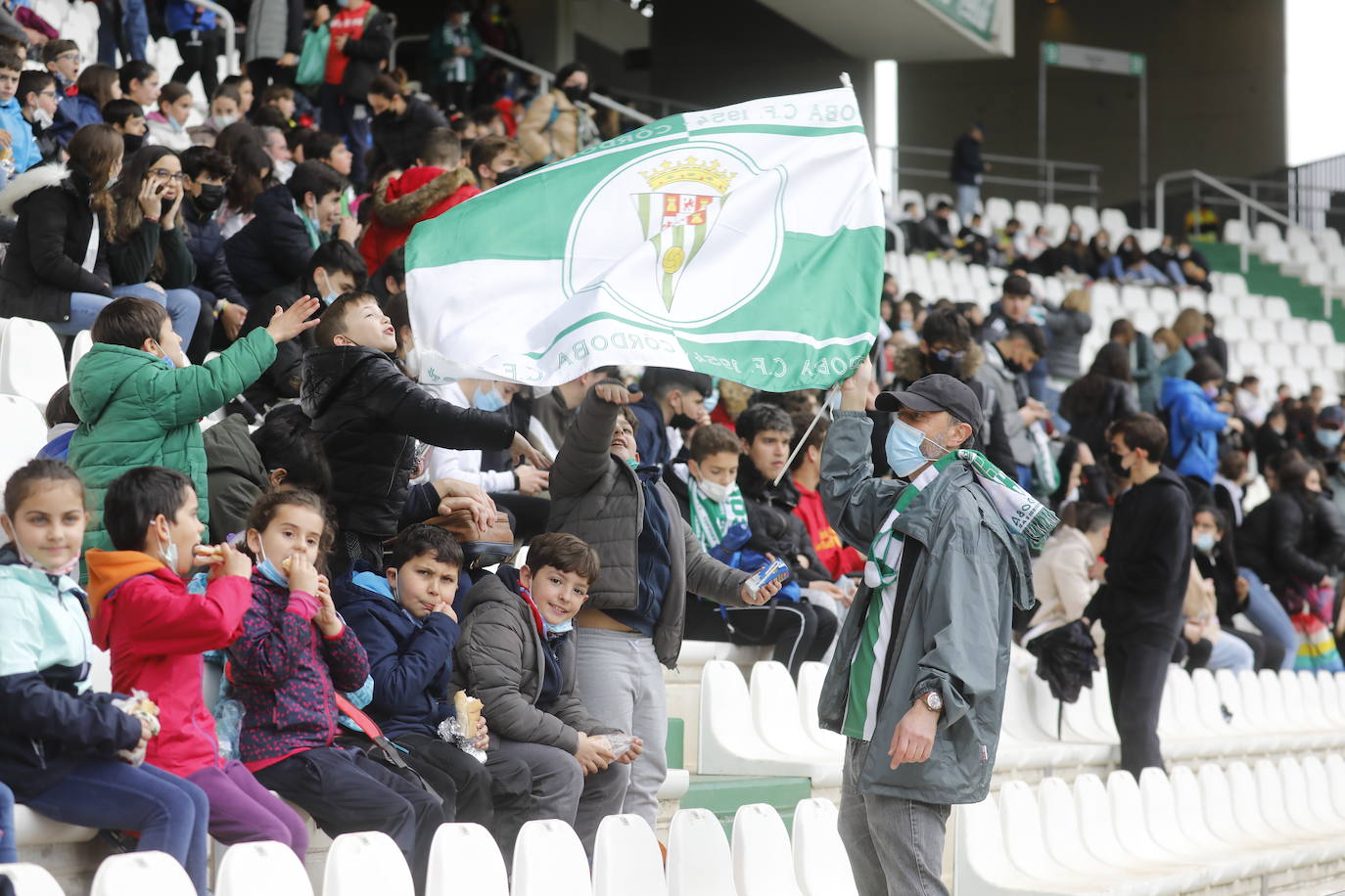 El excelente ambiente con miles de escolares en el Córdoba CF - Tamaraceite, en imágenes