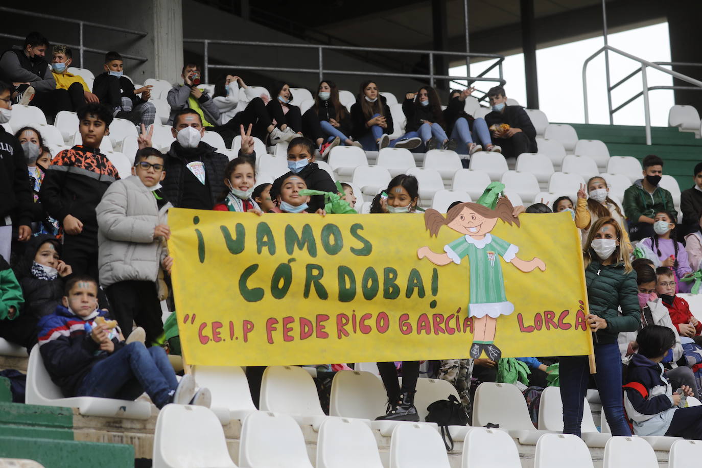 El excelente ambiente con miles de escolares en el Córdoba CF - Tamaraceite, en imágenes