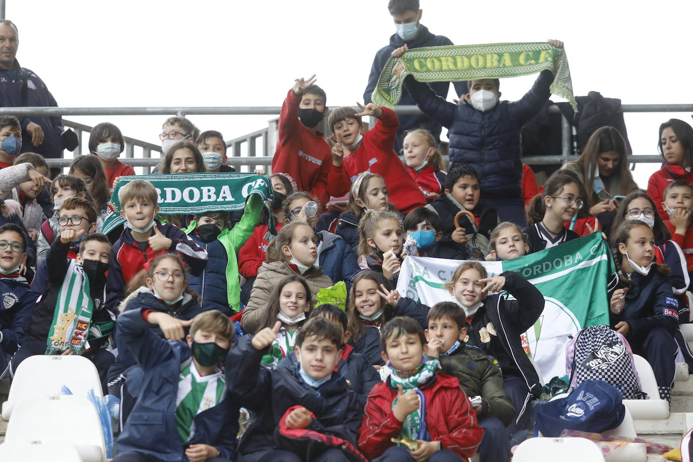 El excelente ambiente con miles de escolares en el Córdoba CF - Tamaraceite, en imágenes