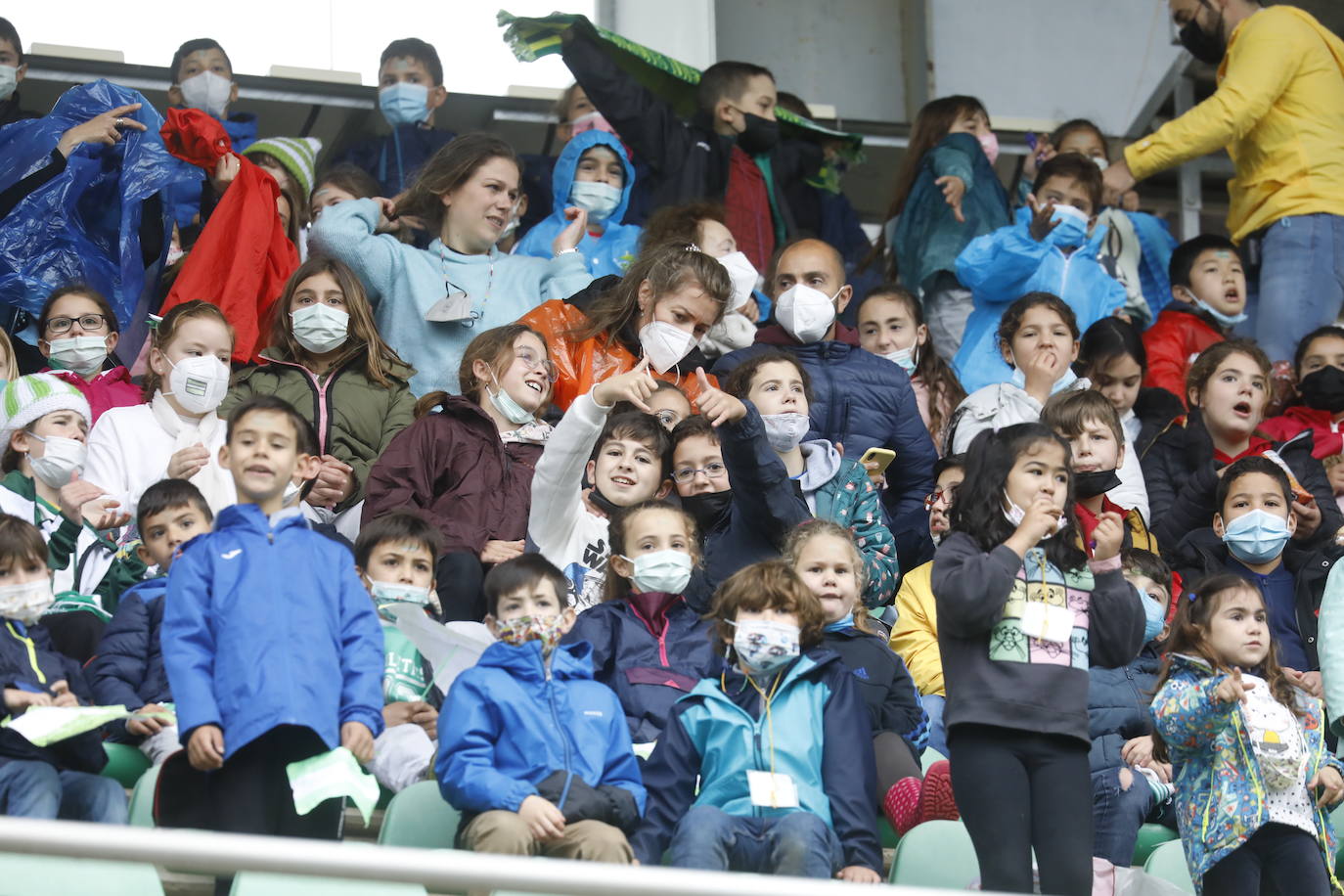 El excelente ambiente con miles de escolares en el Córdoba CF - Tamaraceite, en imágenes