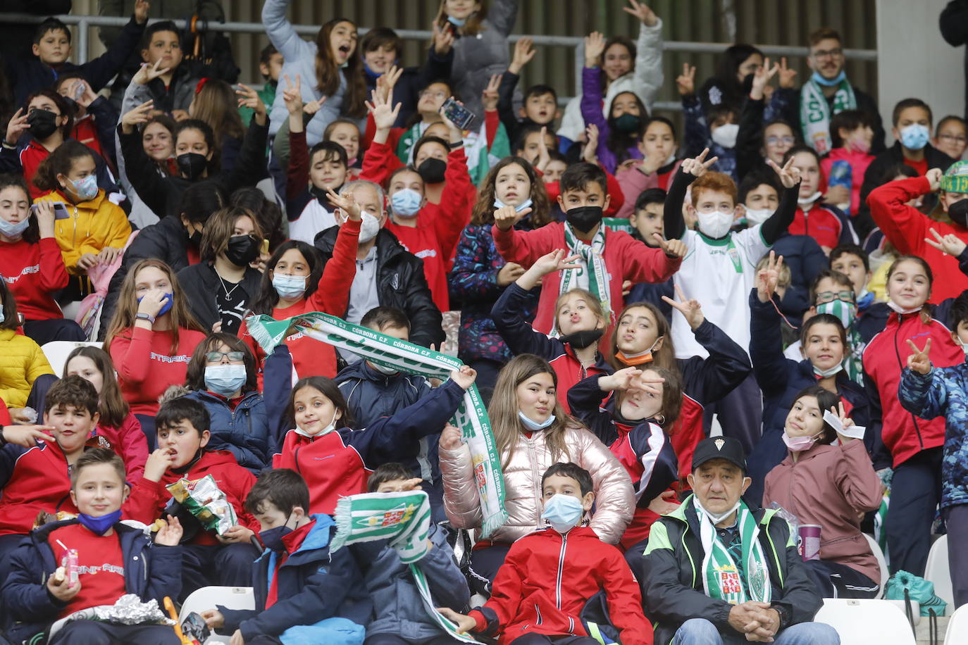 El excelente ambiente con miles de escolares en el Córdoba CF - Tamaraceite, en imágenes