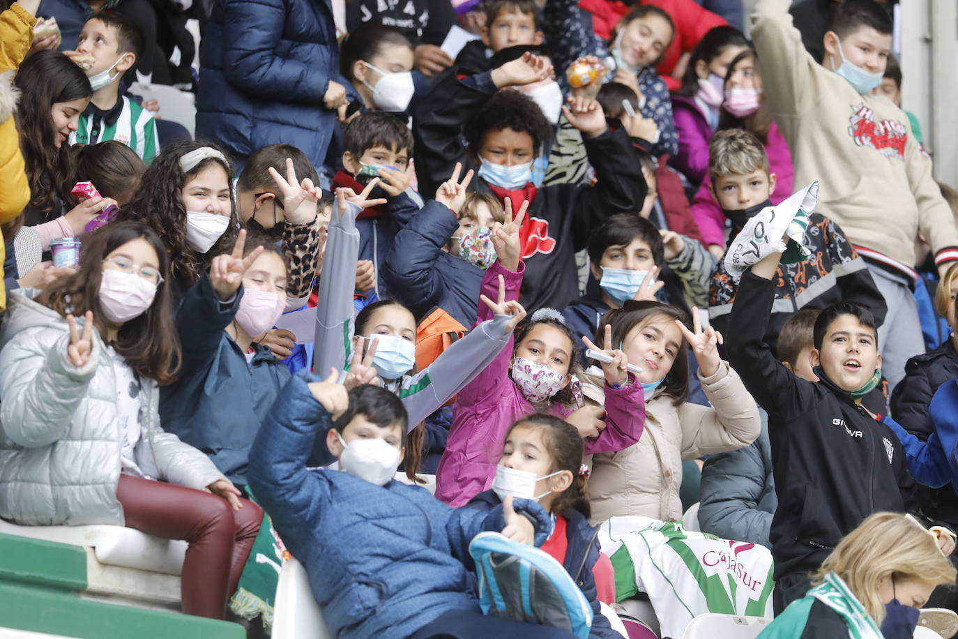 El excelente ambiente con miles de escolares en el Córdoba CF - Tamaraceite, en imágenes