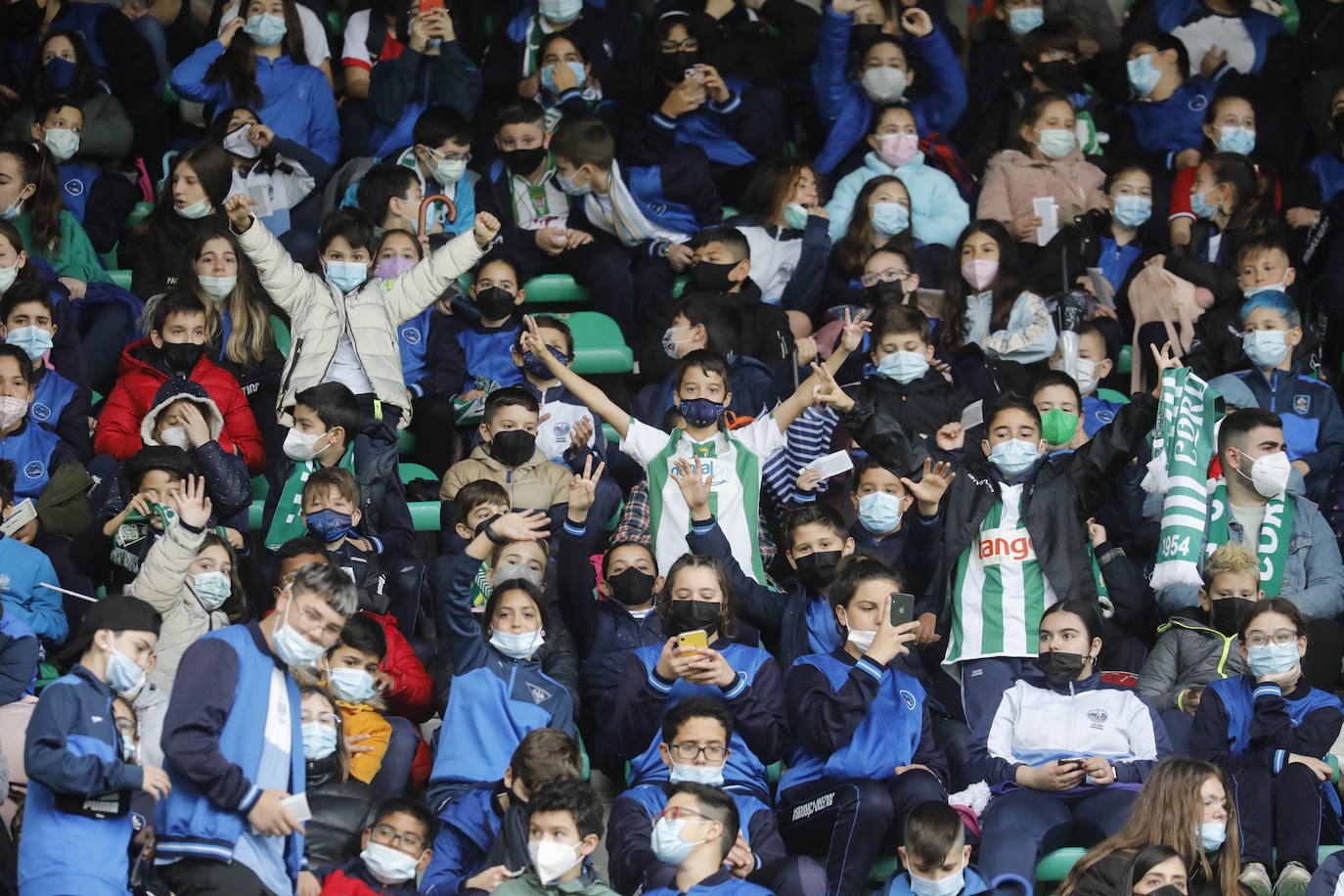 El excelente ambiente con miles de escolares en el Córdoba CF - Tamaraceite, en imágenes