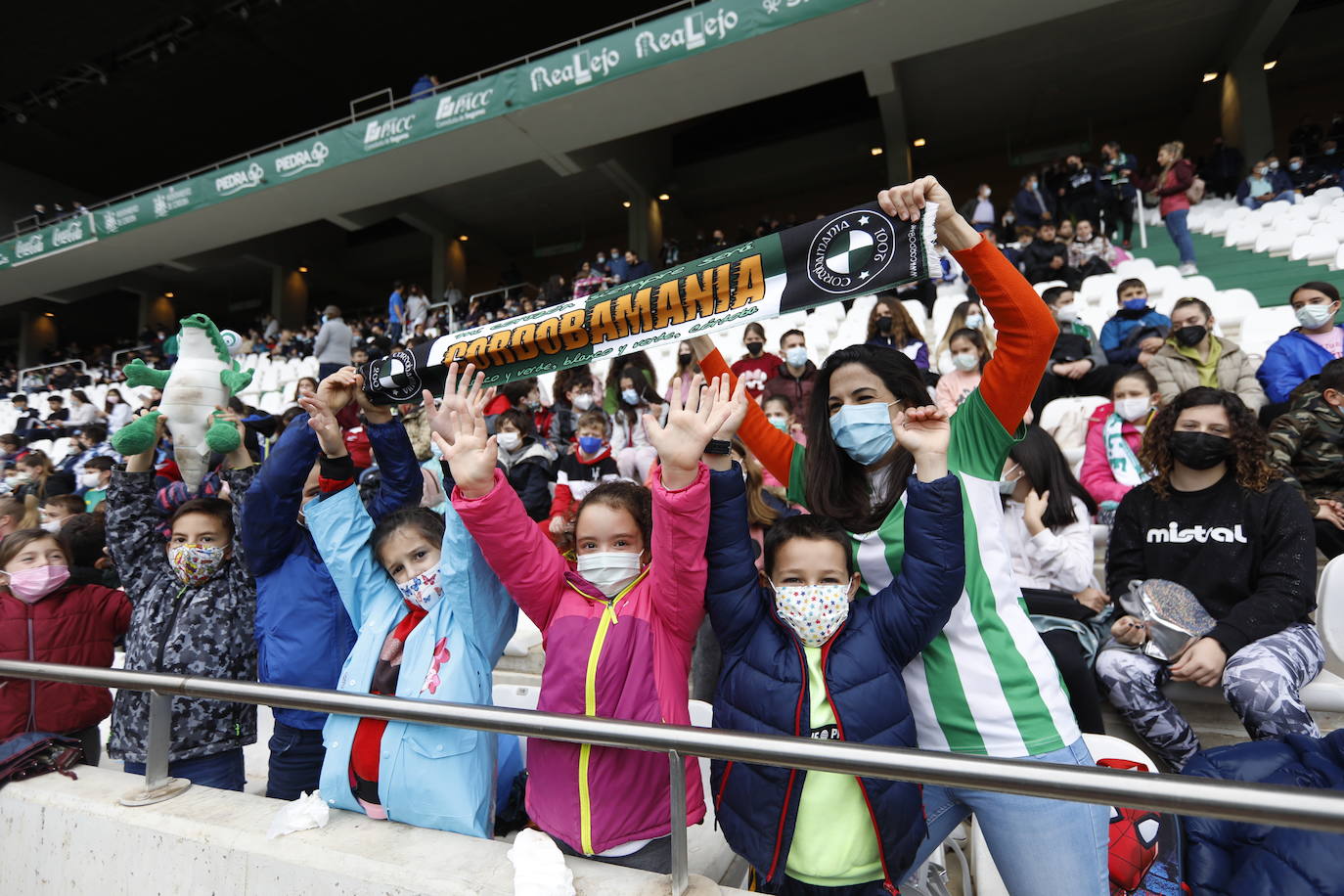 El excelente ambiente con miles de escolares en el Córdoba CF - Tamaraceite, en imágenes