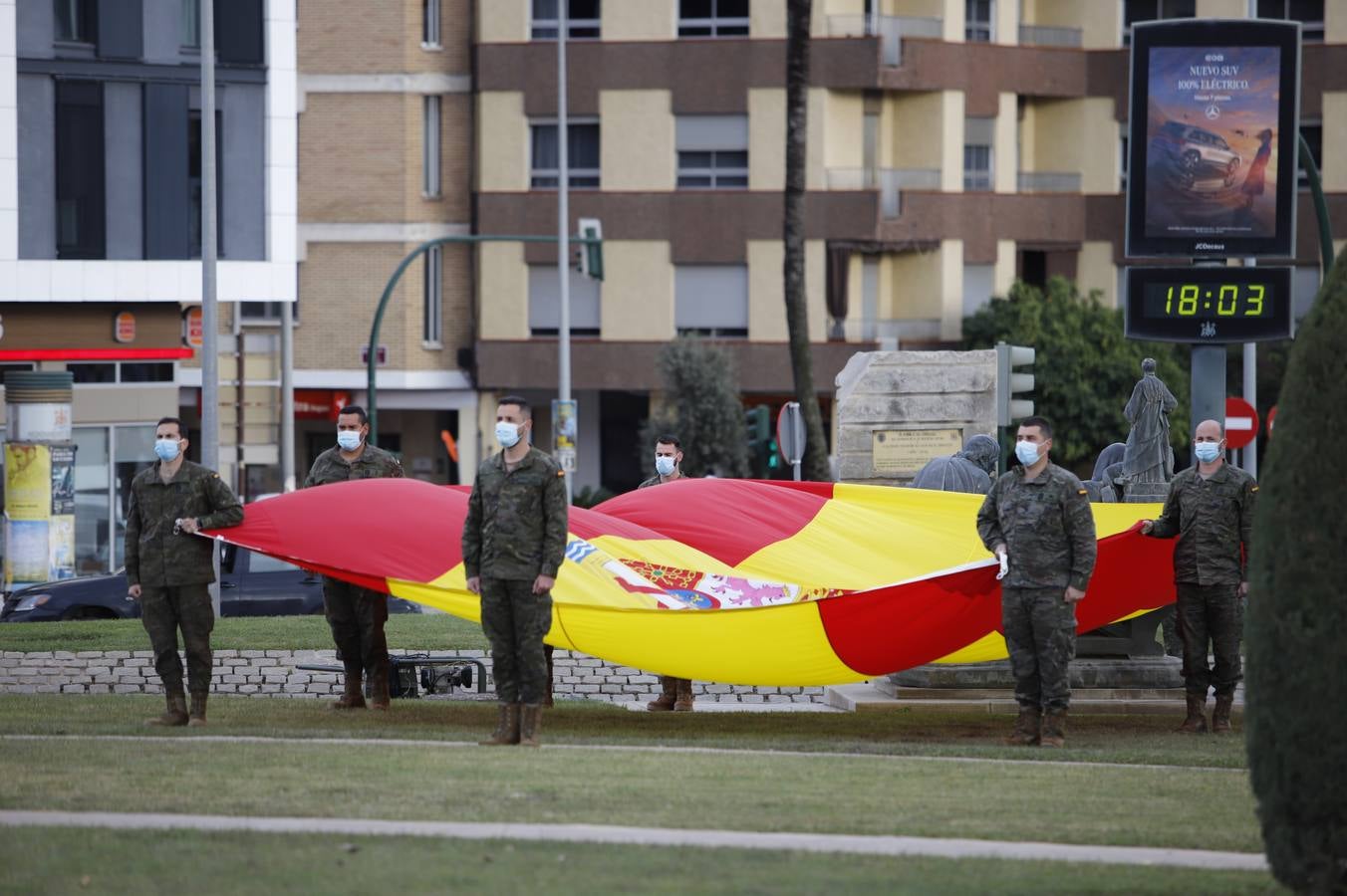 El izado de la bandera de España en Córdoba, en imágenes