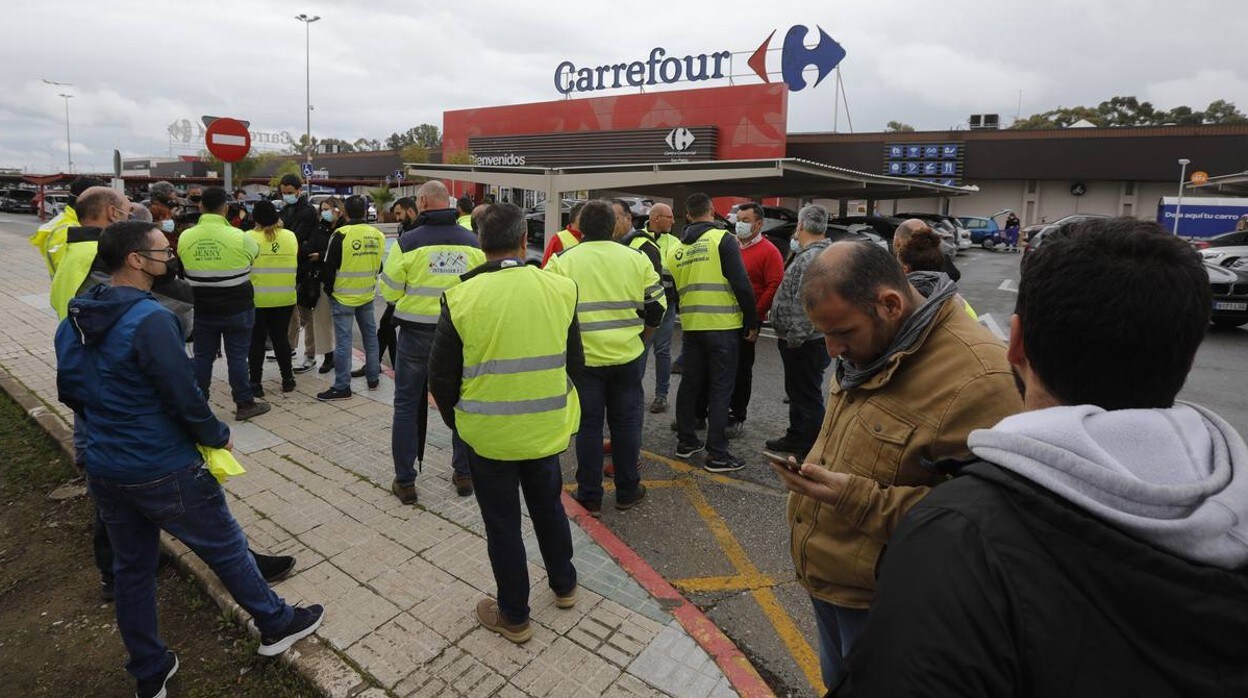 En imágenes, concentración de transportistas en el centro comercial Carrefour San Pablo