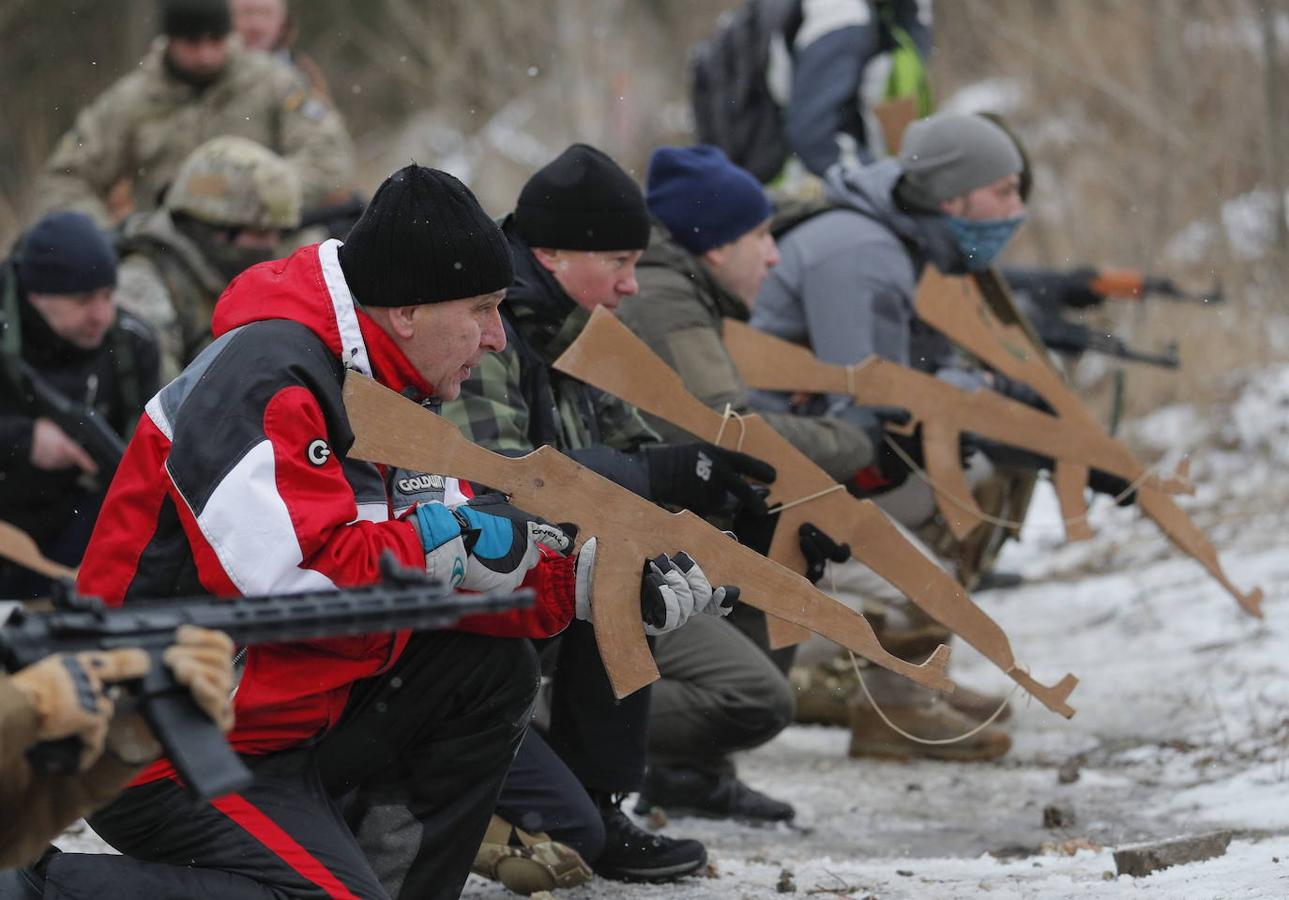 Adiestramiento de civiles. Desde antes de la invasión, la población ucraniana se ha entrenado para tomar las armas y hacer frente a la amenaza rusa, como los reservistas que aparecen en la foto.