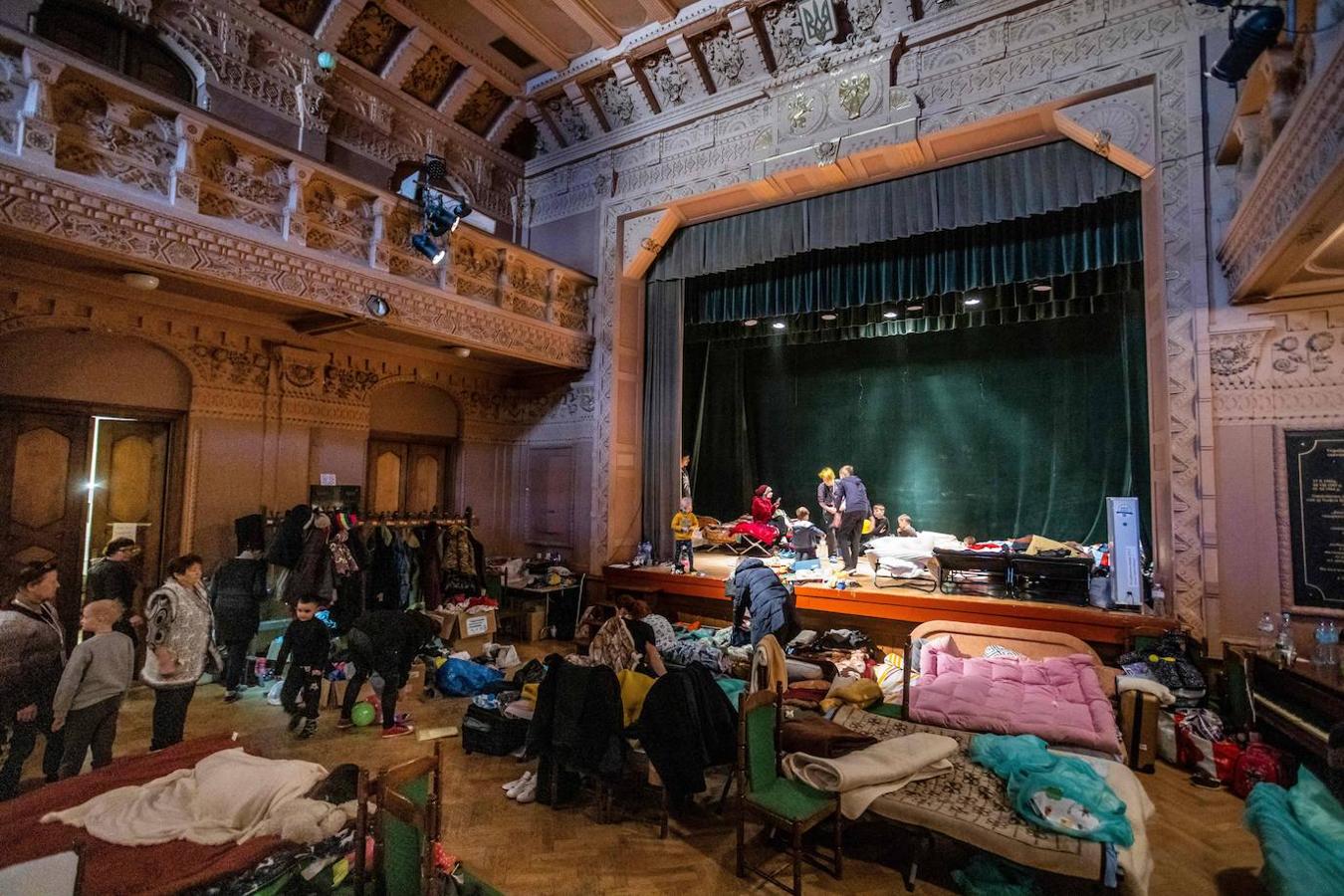Nueva vida en Polonia. Un teatro de la localidad polaca de Przemysl, cerca de la frontera, acoge a refugiados ucranianos que huyen de los bombardeos en su país