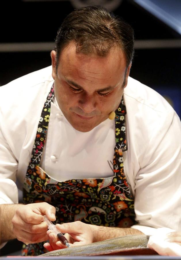 2015. Cocina líquida. Audacia e imaginación se dan cita con ponencias como la de Akrame Benallal. Mana el concepto de ‘cocina líquida’ y se realiza por primera vez Madrid Fusión Manila. En la imagen, Ángel León durante su ponencia en Madrid Fusión