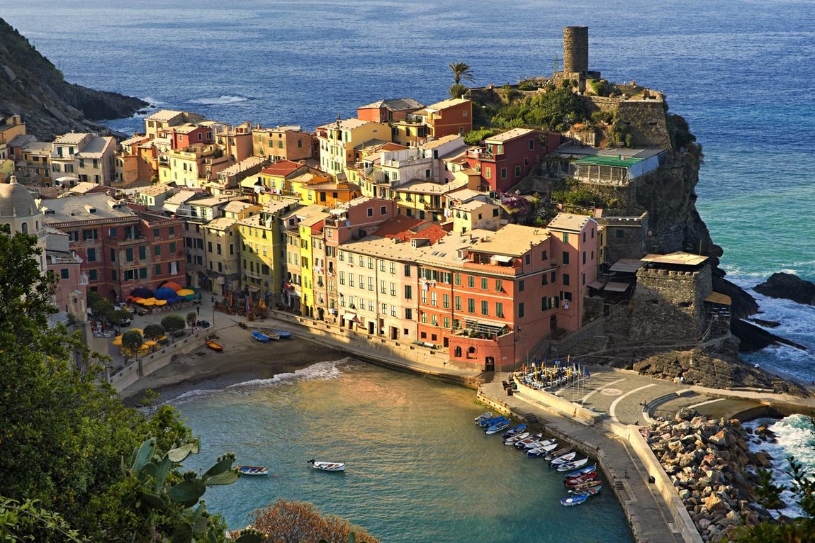 Parque nacional de Cinque Terre, Italia (40.232 reseñas). Además de la zona natural y la zona marina protegida, el parque nacional de Cinque Terre es famoso en el mundo entero por los pintorescos y coloridos pueblos de Monterosso, Vernazza, Corniglia, Riomaggiore y Manarola. La forma más cómoda de explorar la zona es en tren, aunque para una experiencia más auténtica lo mejor es realizar parte del trayecto que une las cinco localidades a pie. En la foto, Vernazza, en Liguria, en el noroeste de Italia.