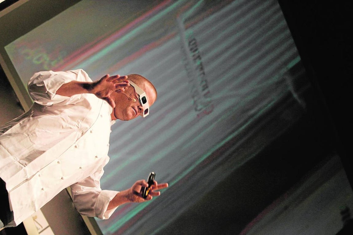 2004. Ciencia y Cocina. Se sentaron las bases para aunar ciencia y gastronomía en Madrid Fusión. Heston Blumenthal descubre ante un sorprendido auditorio la utilización del nitrógeno líquido.