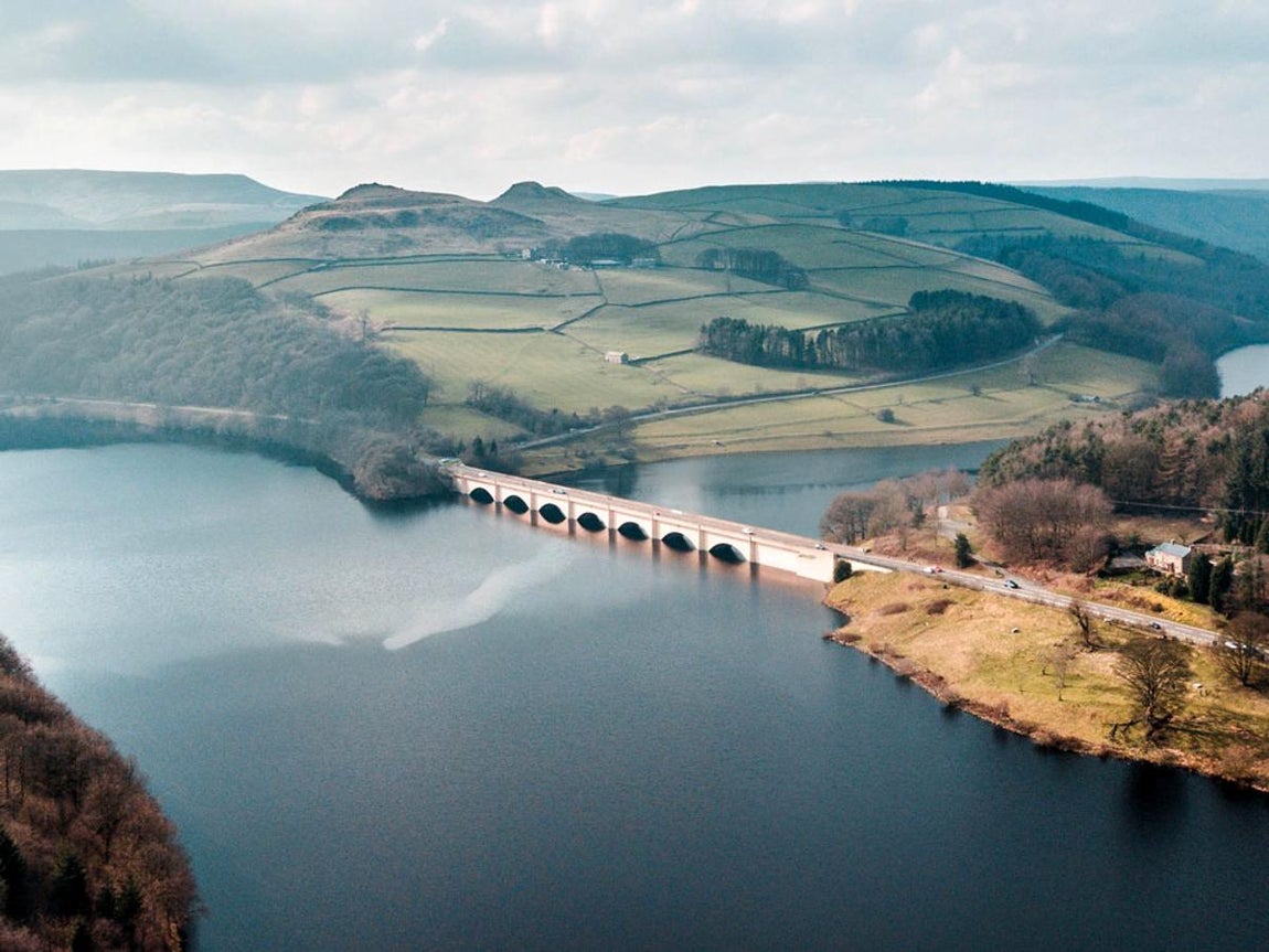 Parque nacional del Distrito de los Picos, Reino Unido (29.797 reseñas). El parque nacional más antiguo del Reino Unido, famoso por los extensos valles de piedra caliza, las cuevas y las suaves colinas, es un auténtico paraíso, cuyos paisajes inspiraron a la mismísima Jane Austen. Los amantes de las casas históricas y los castillos también están de enhorabuena, ya que aquí se encuentran algunas de las grandes mansiones británicas, como Chatsworth House, en la cual se rodaron varias escenas de Orgullo y Prejuicio.