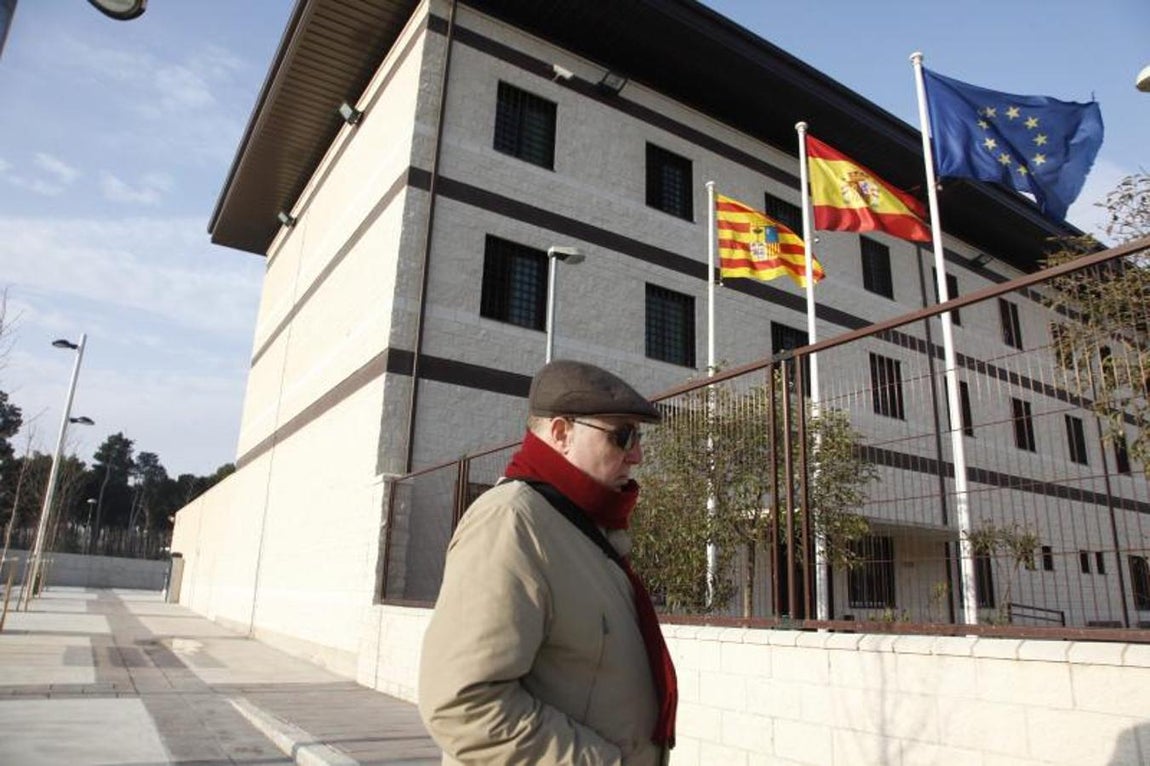 Roldán acude al Centro de Inserción Social 'Las 13 rosas' para firmar su puesta en libertad, 2010. 