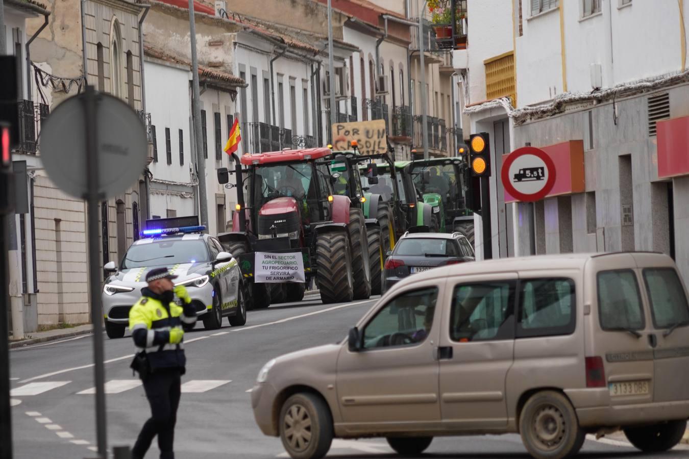 Las rotundas tractoradas de protesta del campo en Córdoba, en imágenes