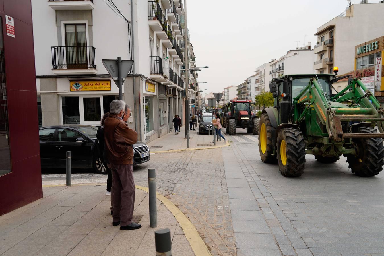 Las rotundas tractoradas de protesta del campo en Córdoba, en imágenes