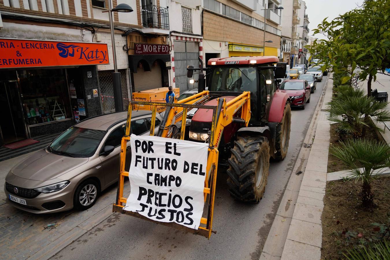 Las rotundas tractoradas de protesta del campo en Córdoba, en imágenes